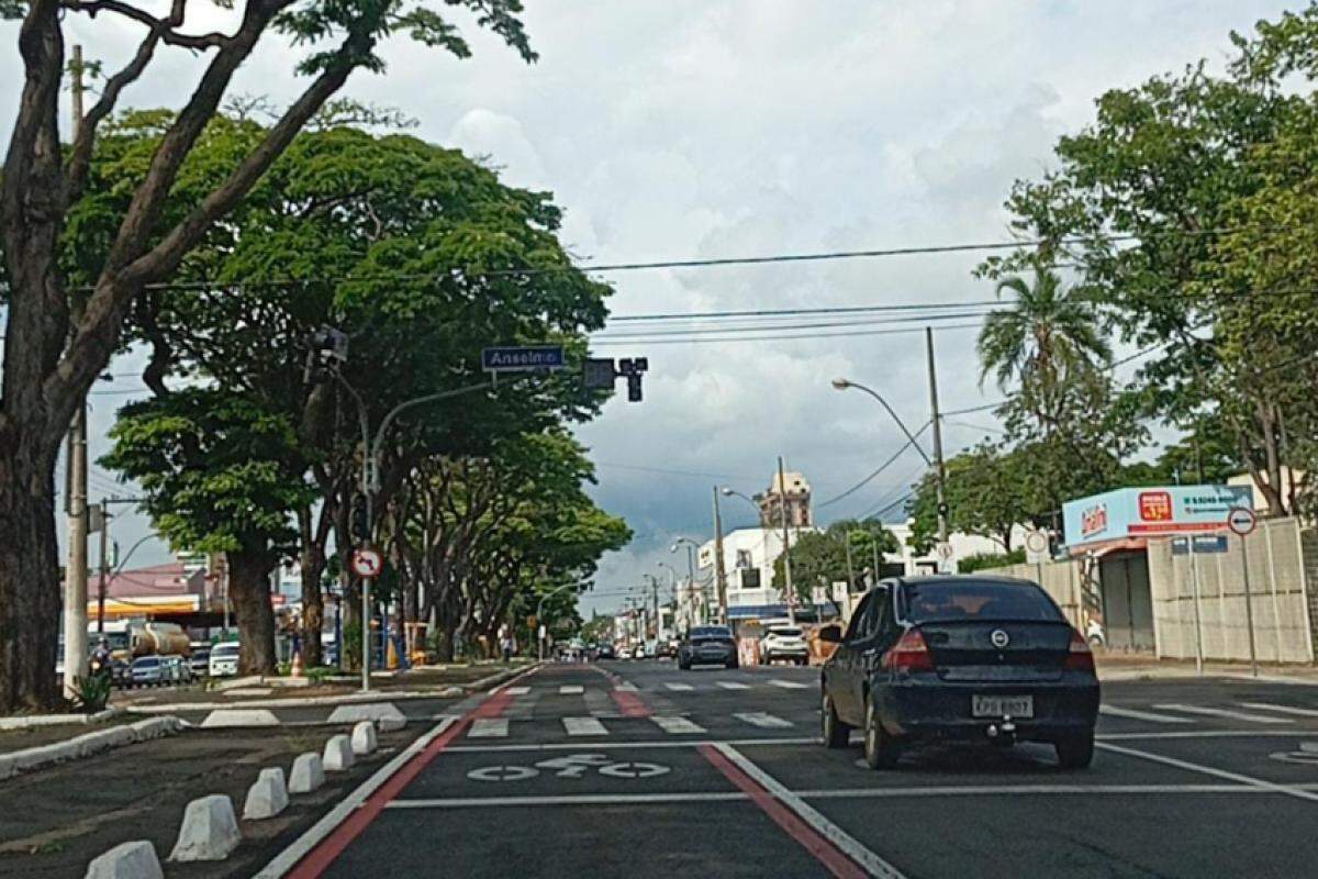 Semáforo apagado no cruzamento da av. Presidente Vargas com a rua Capitão Anselmo