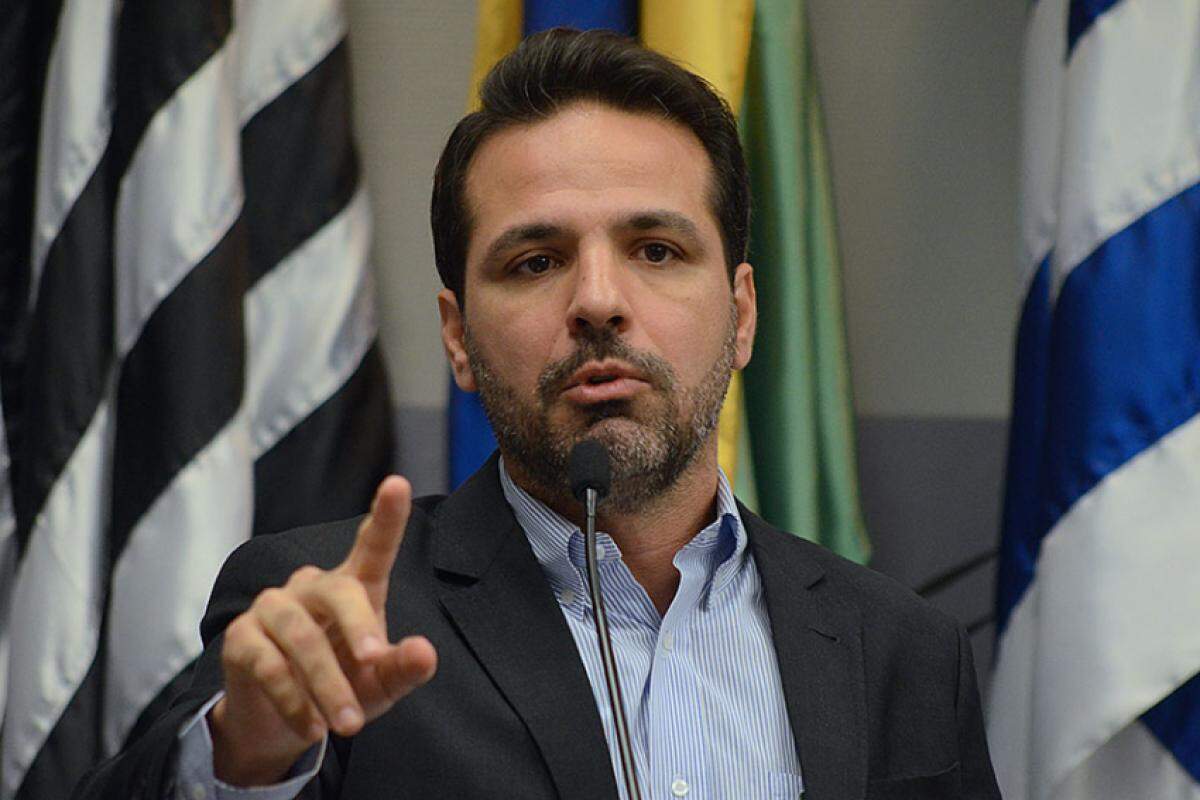 Lucas Zanata, prefeito eleito, inicia a transição solicitando informações sobre IPTU, emendas parlamentares e contratos de transporte coletivo.