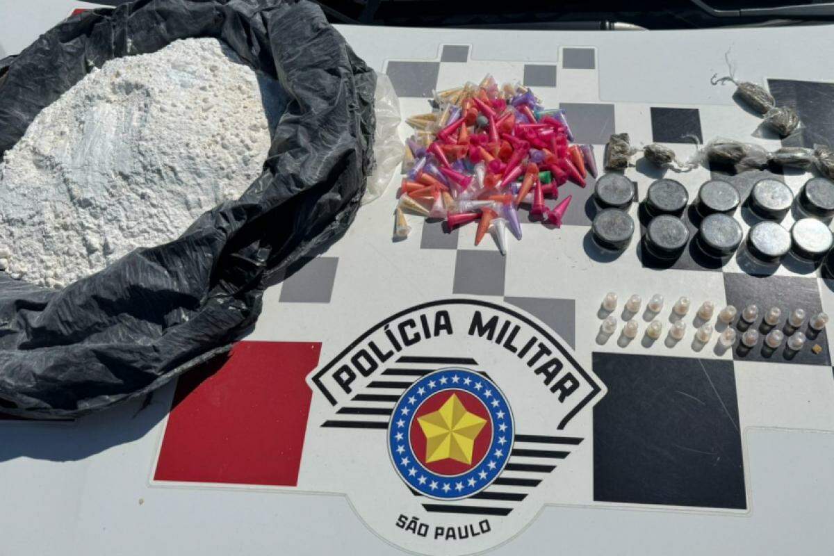 Drogas e outros materiais apreendidos pela Polícia Militar