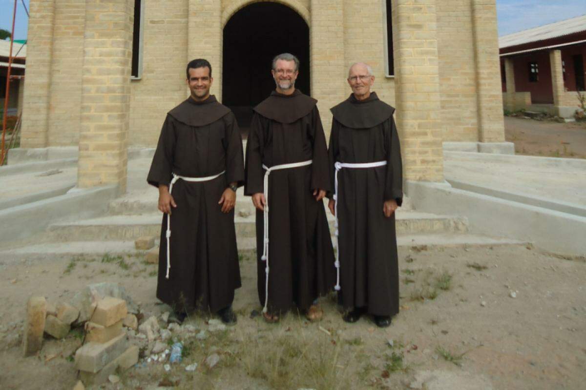 Com frei Alisson e frei Ricardo, em frente à capela projetada por ele em Quibala