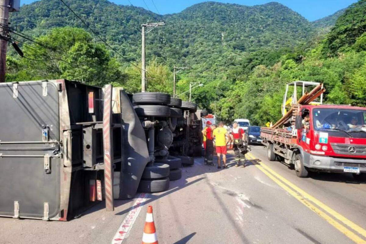 Acidente terminou com caminhão tombado