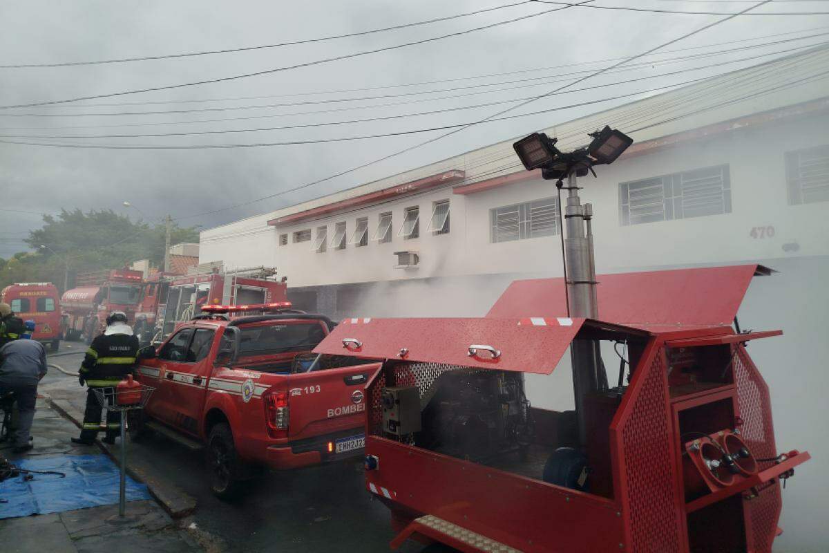 Bombeiros controlam incêndio em fábrica de calçados