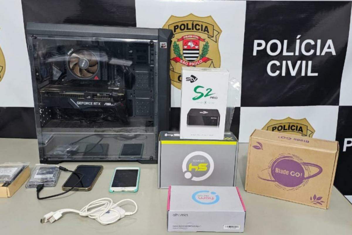 Polícia apreendeu receptores, celular e computador na residência do suspeito; materiais serão periciados