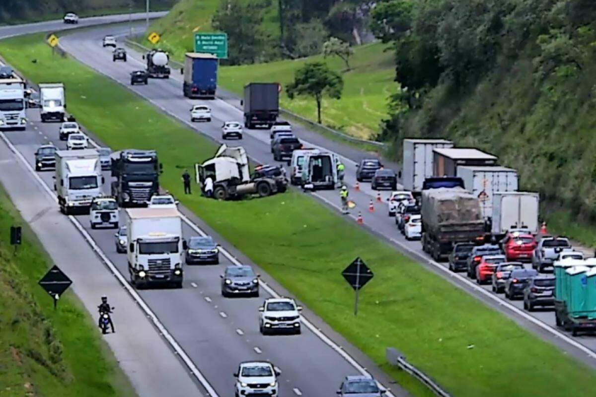 Equipes da Polícia Militar Rodoviária e da Polícia Militar estão no local para auxiliar no controle do tráfego que é considerado carregado