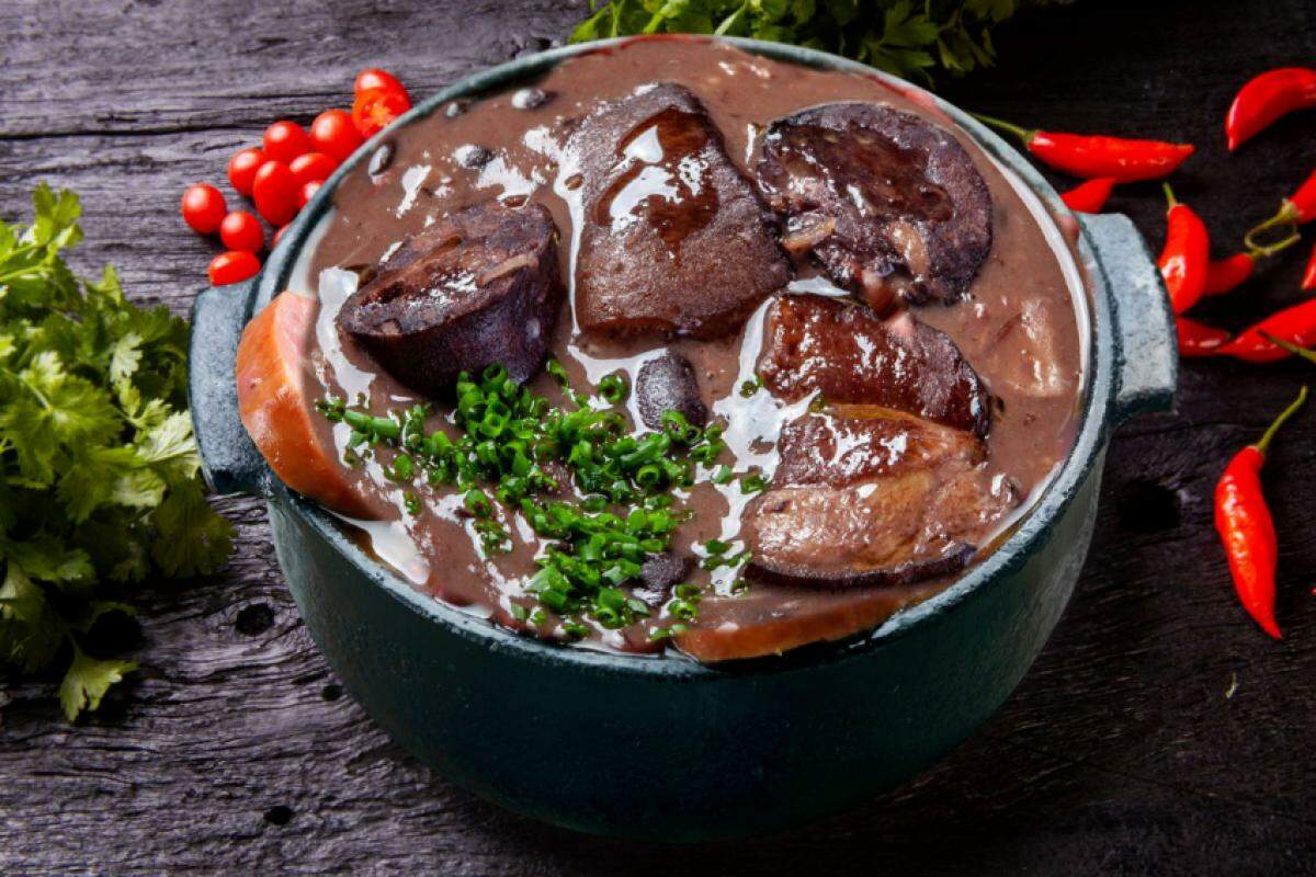 A feijoada é um prato dos mais populares na região