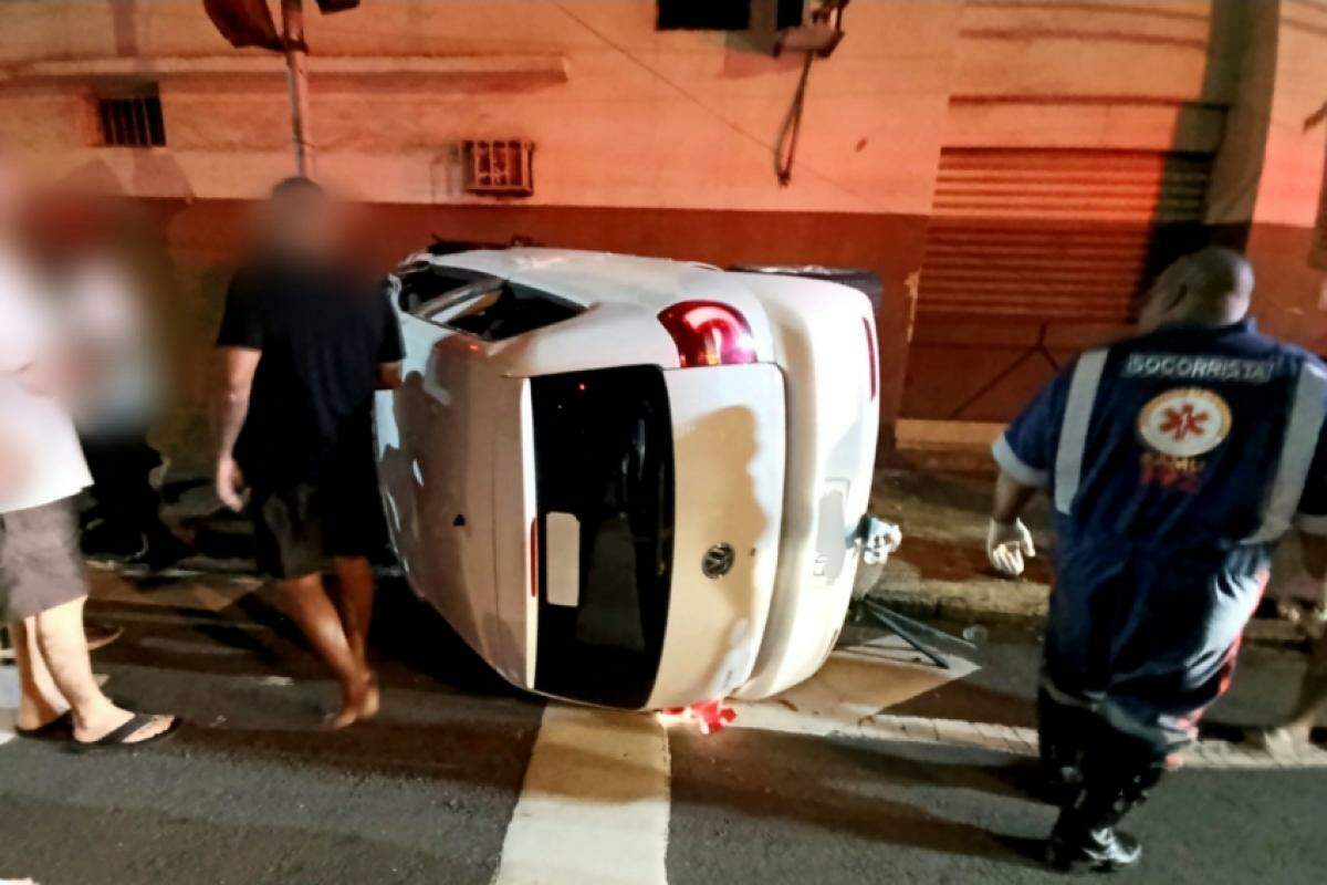 Com o impacto, o VW Fox capotou após derrubar um proteção de ferro e a parede de um prédio 