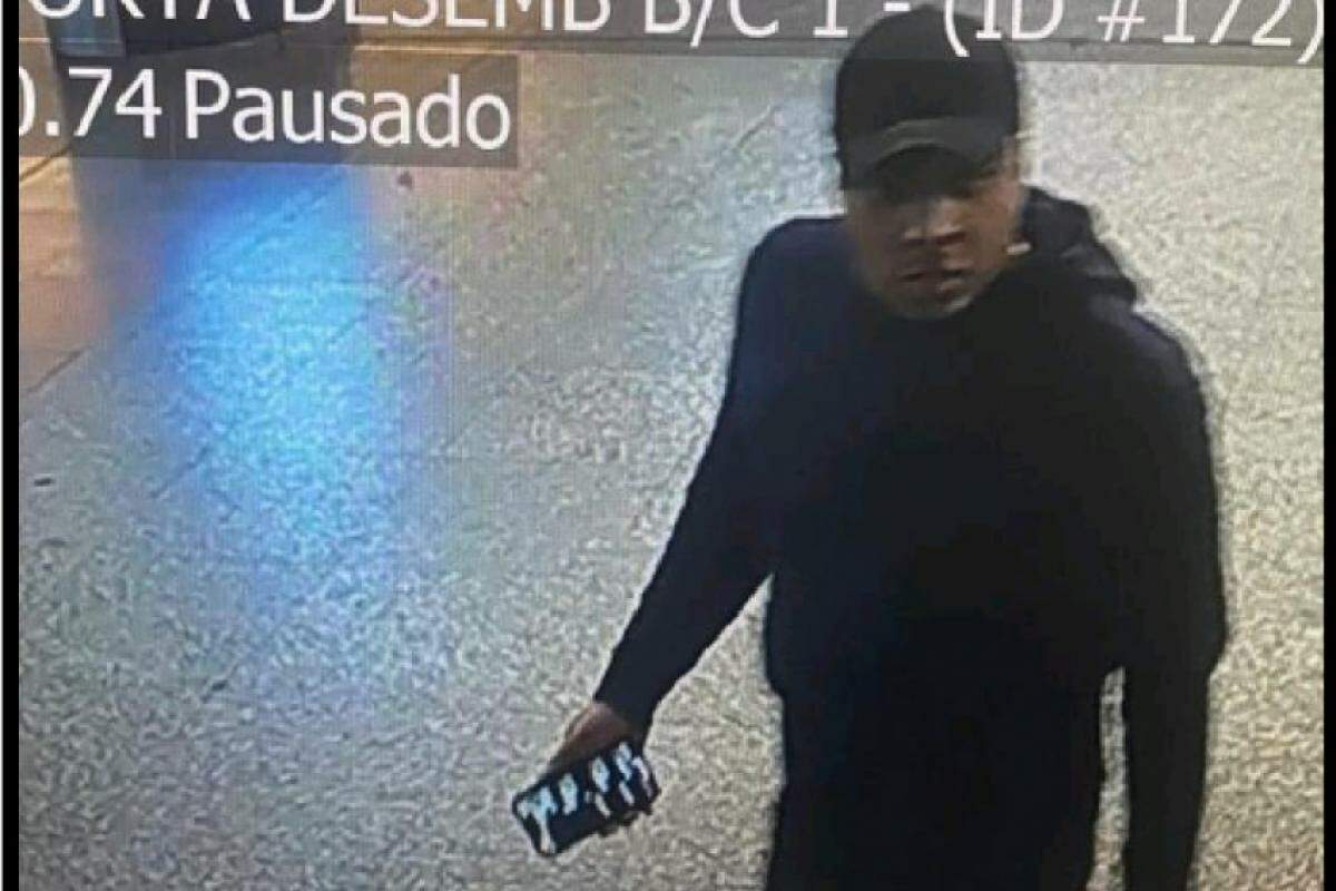 O homem, identificado como Kauê Coelho, é tido como um dos maiores envolvidos no assassinato, mas não foi localizado ainda