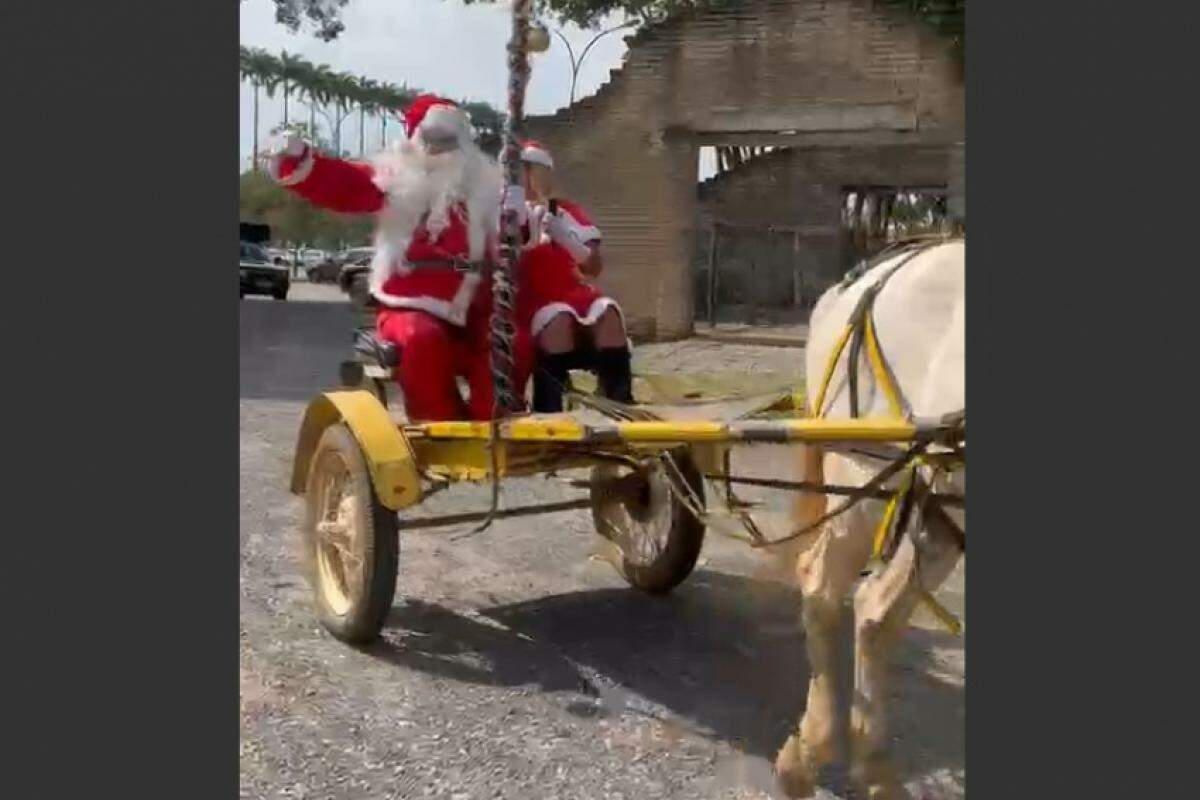 Papai e Mamãe Noel chegando de charrete ao Parque da Cidade