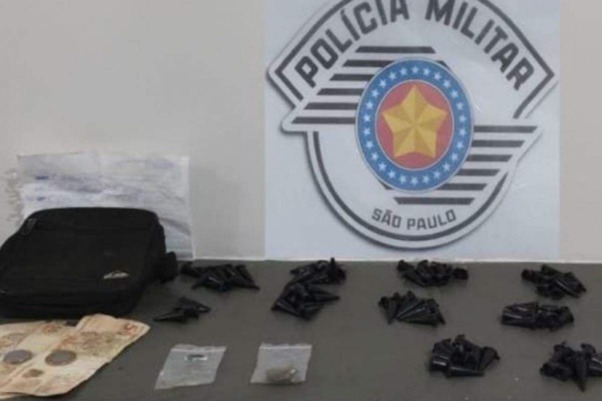 Drogas e dinheiro apreendidos pela polícia