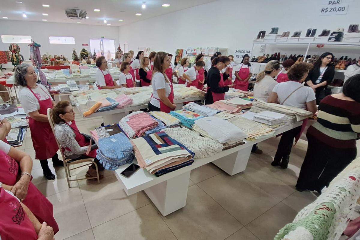 Bazar teve vendas de quitutes, artigos de cama, mesa e banho e decorações de Natal