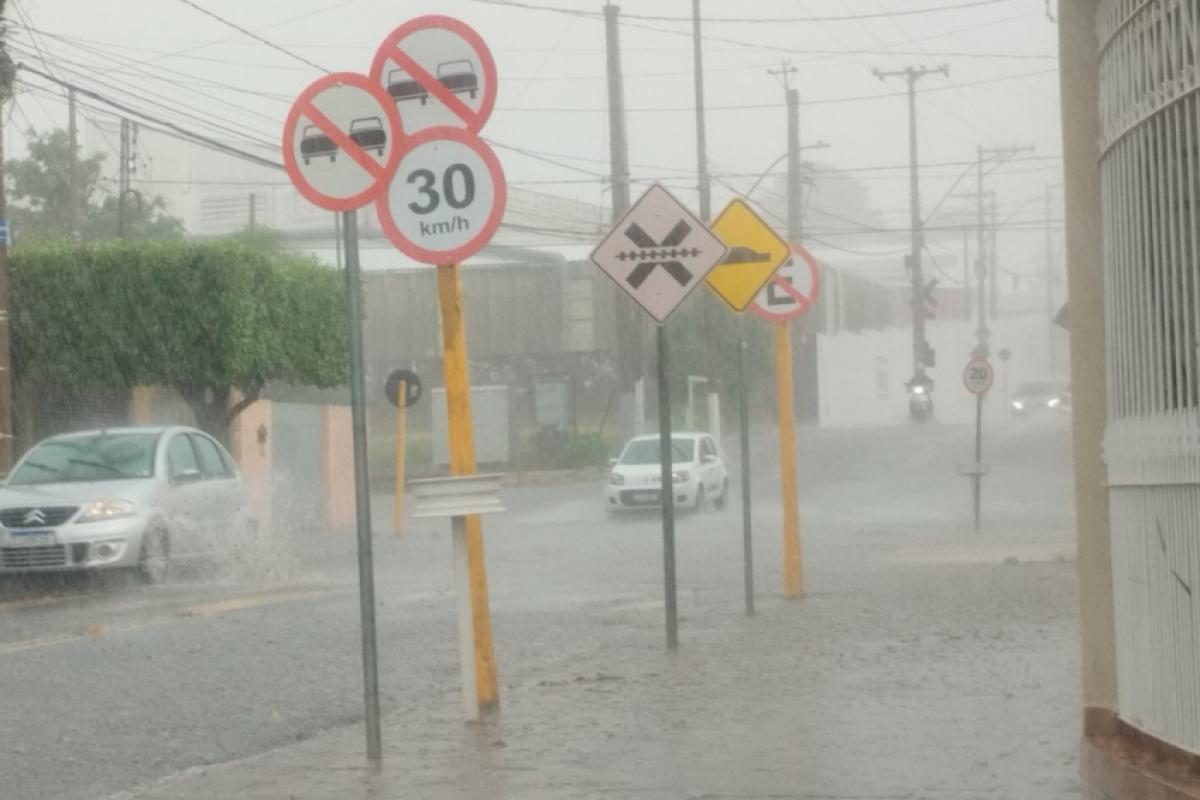 Chuva forte  no Higienópolis, em Bauru; Defesa Civil pede atenção de motoristas