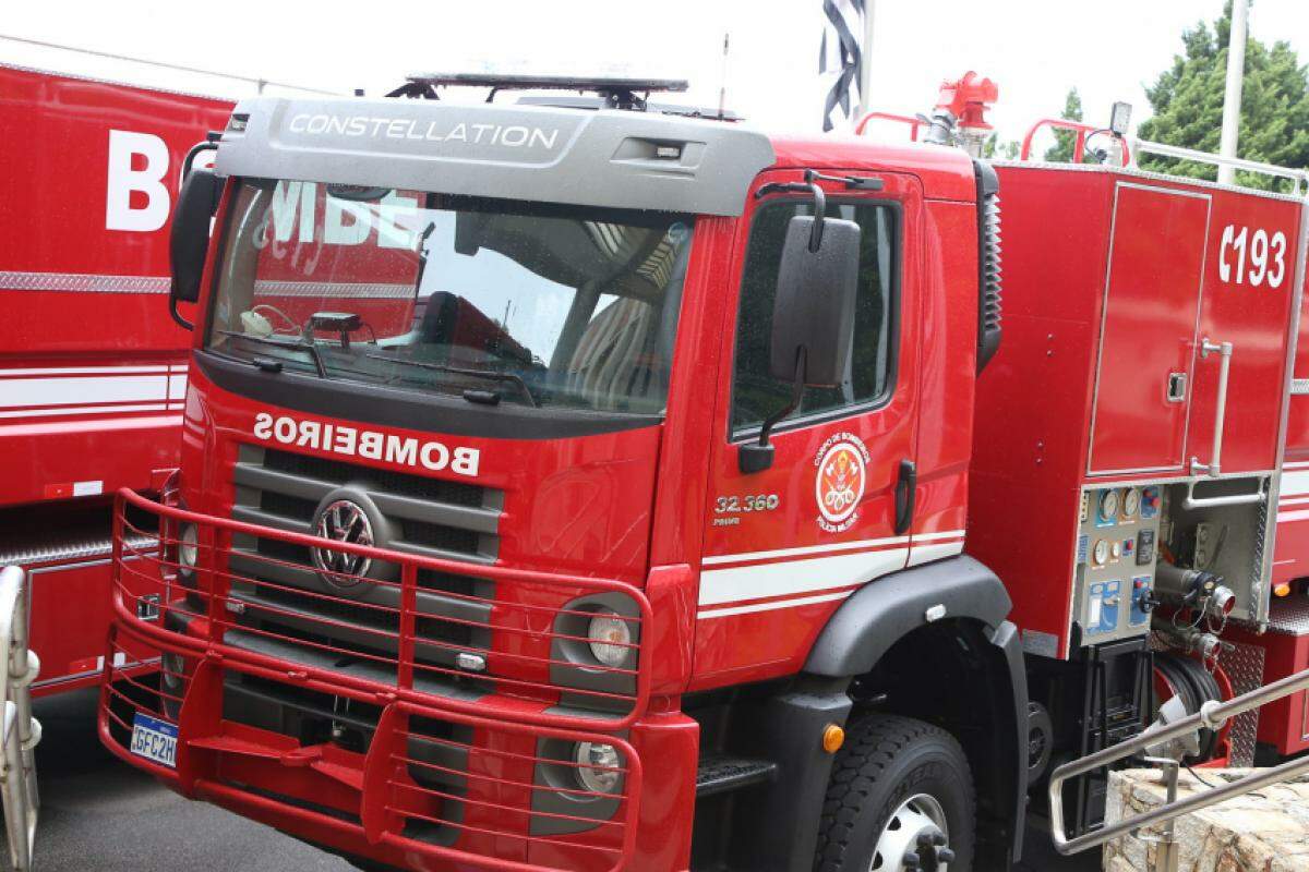 Seis viaturas dos bombeiros e um caminhão-pipa do Departamento de Água e Esgoto (DAE) foram mobilizados