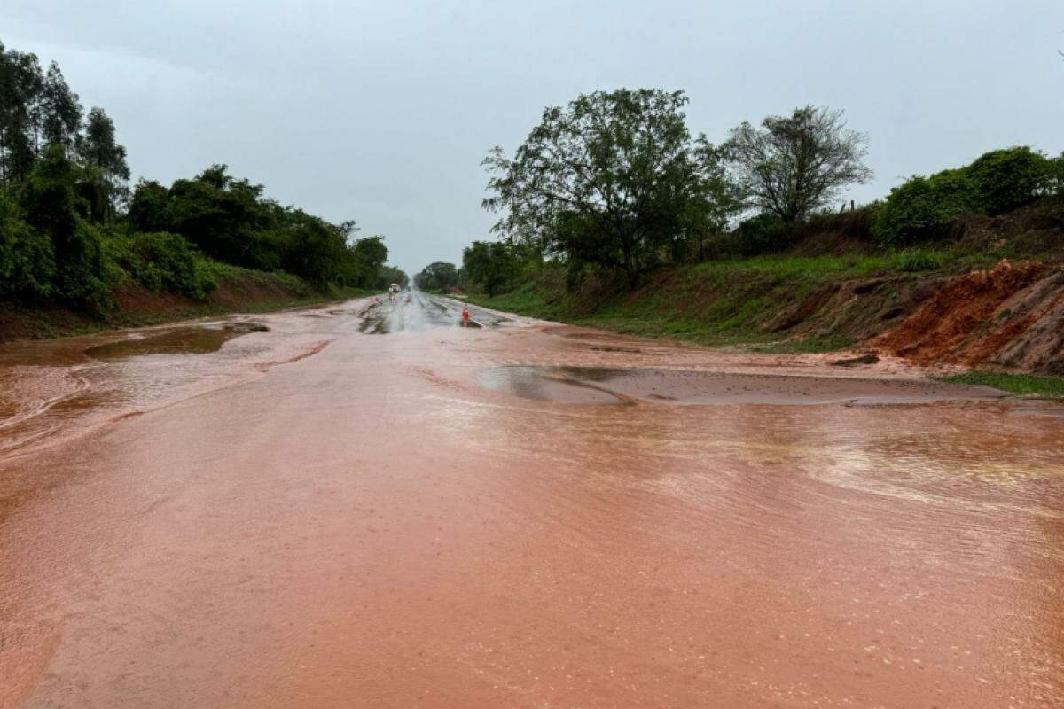 Trecho está completamente alagado entre Arealva e Iacanga