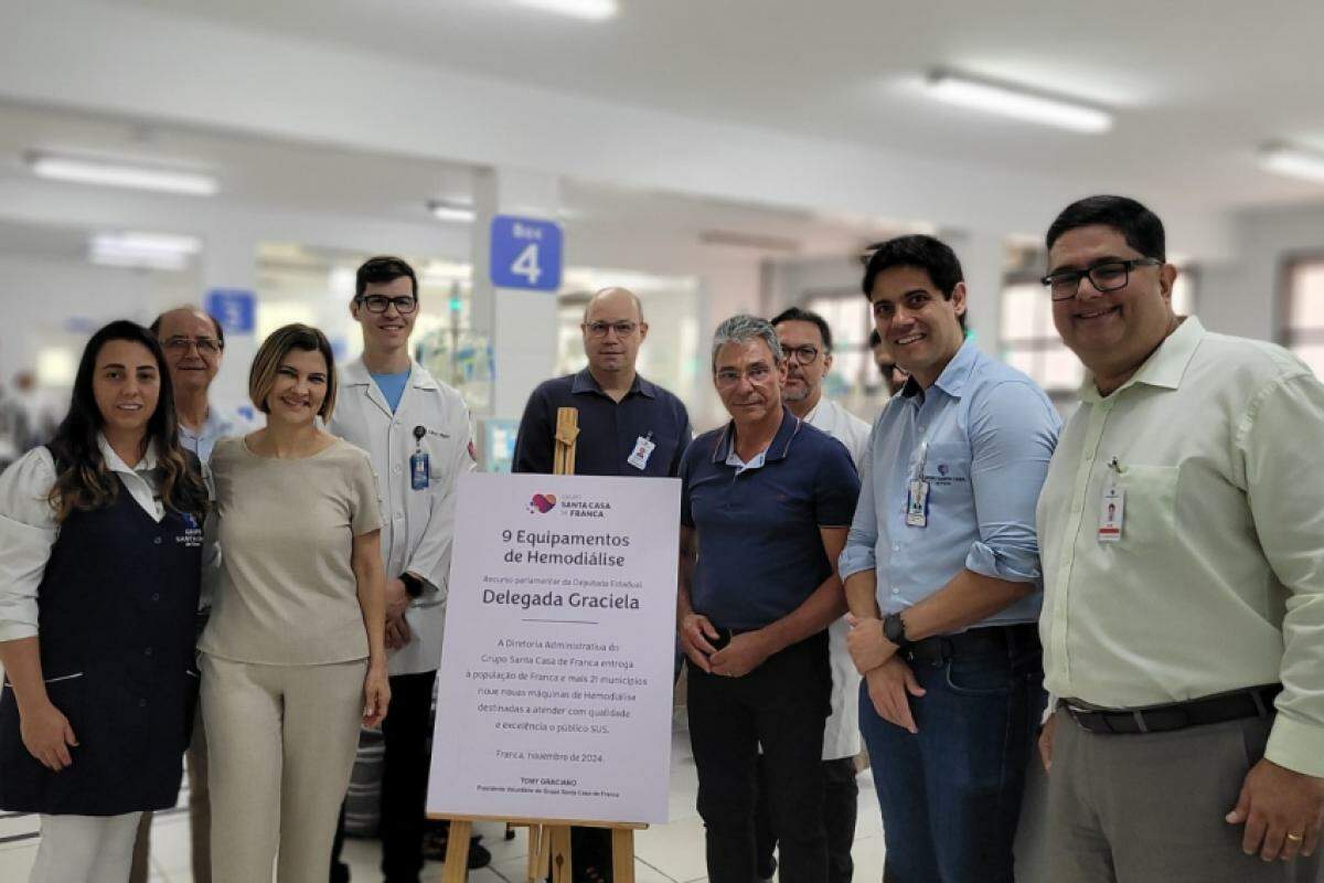 Graciela e diretores da Santa Casa durante entrega de novos equipamentos