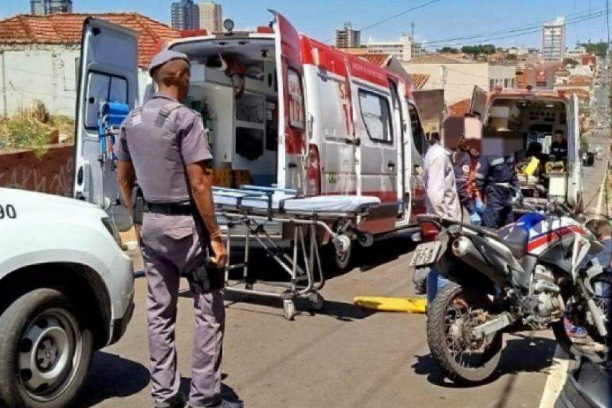 Momento em que o casal é socorrido pela equipe do Samu