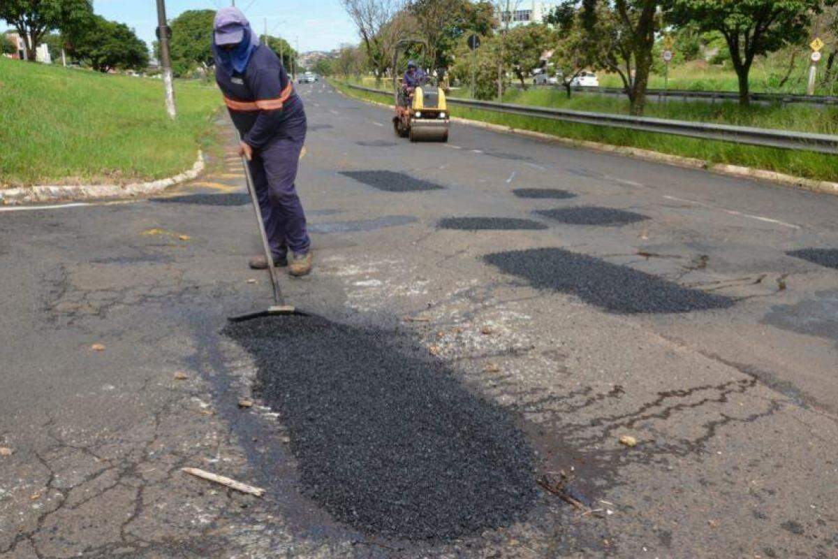 Equipes da Emdef trabalhando para conter os buracos nas vias