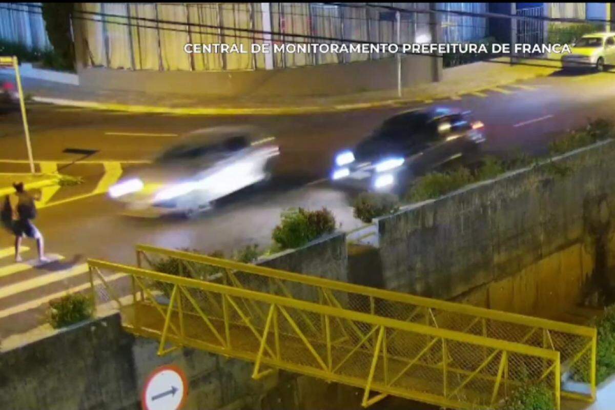 Imagens mostram o momento em que pedestres e motoristas correm para socorrer a vítima após o atropelamento na Avenida Hélio Palermo