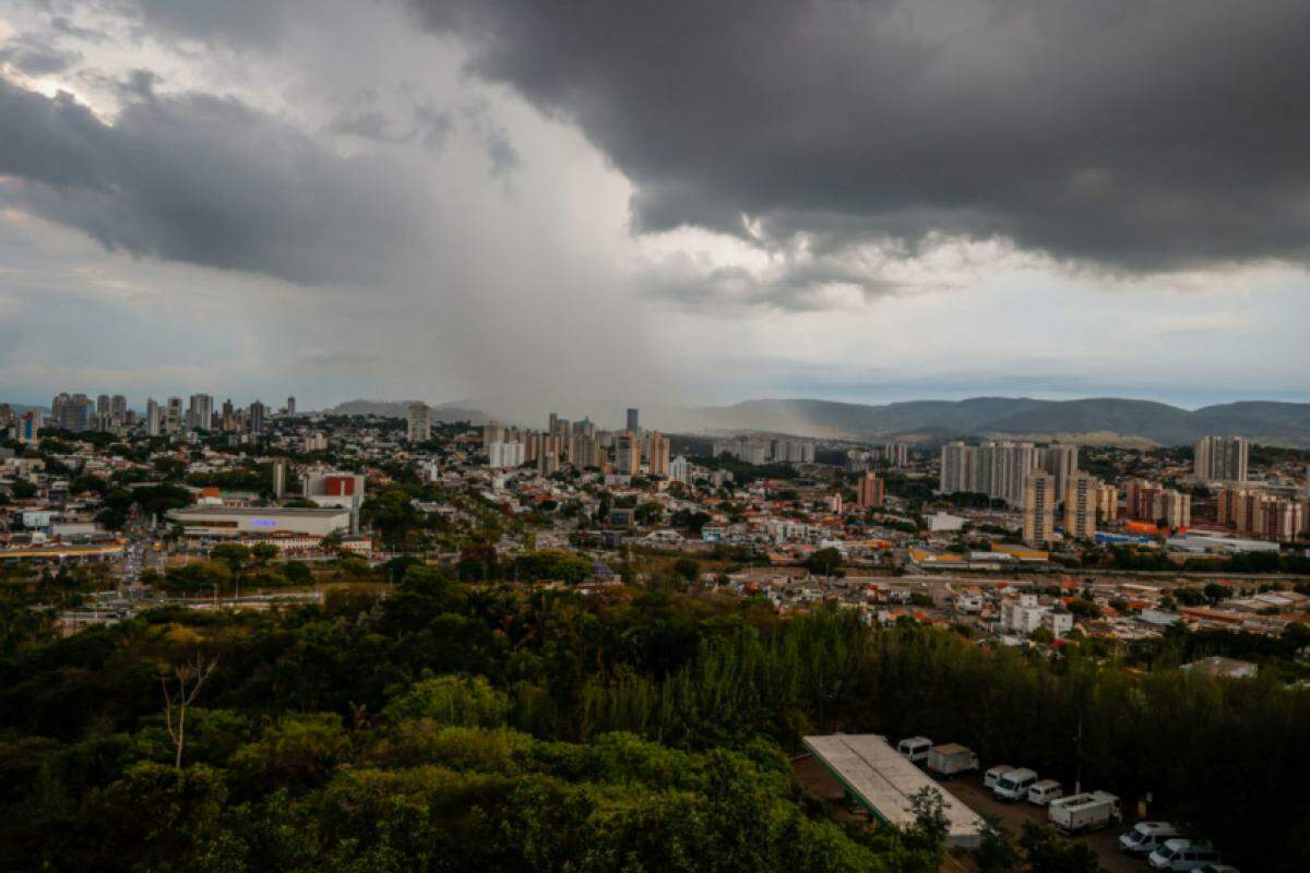 A frente fria atual vai derrubar a temperatura e trazer chuva à cidade depois de dias bastante quentes