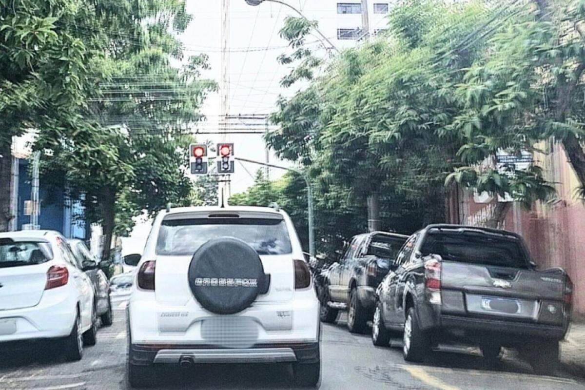 O veículo estava estacionado na rua Rangel Pestana ao lado da lanchonete 