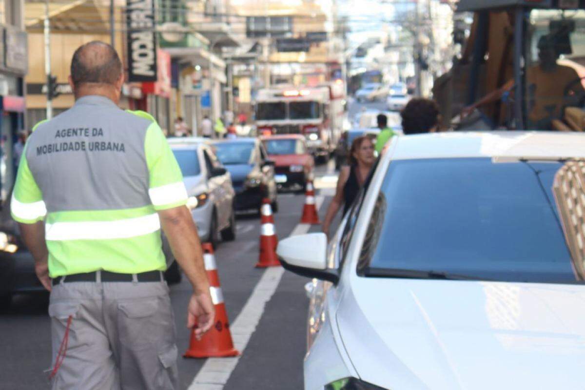 Será realizada a desmontagem de uma grua, operação realizada com o uso de guindaste