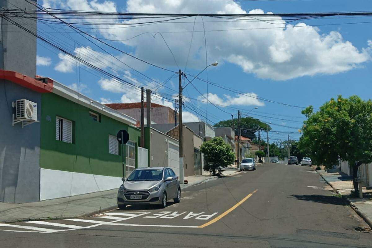 Cruzamento no bairro São José, em Franca, foi interditado parcialmente devido a cabos caídos; CPFL realizou intervenção emergencial no local