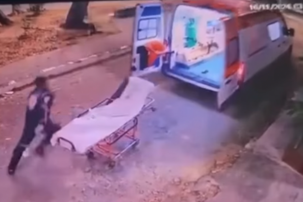 A ambulância estava estacionada quando o suspeito entrou no veículo e fugiu.