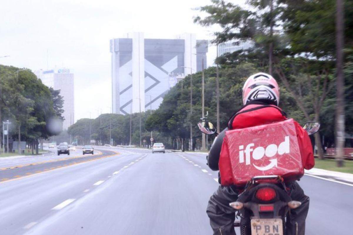 IFood pode ser multado em R$ 10 milhões e pagar mais R$ 10 mil em multas por cada entregador 