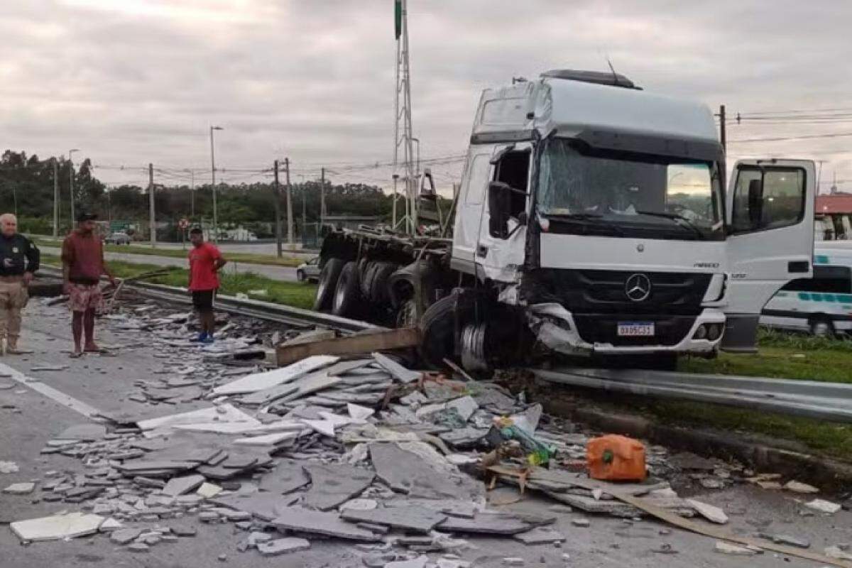 Caminhão envolvido no acidente e a carga que caiu na pista