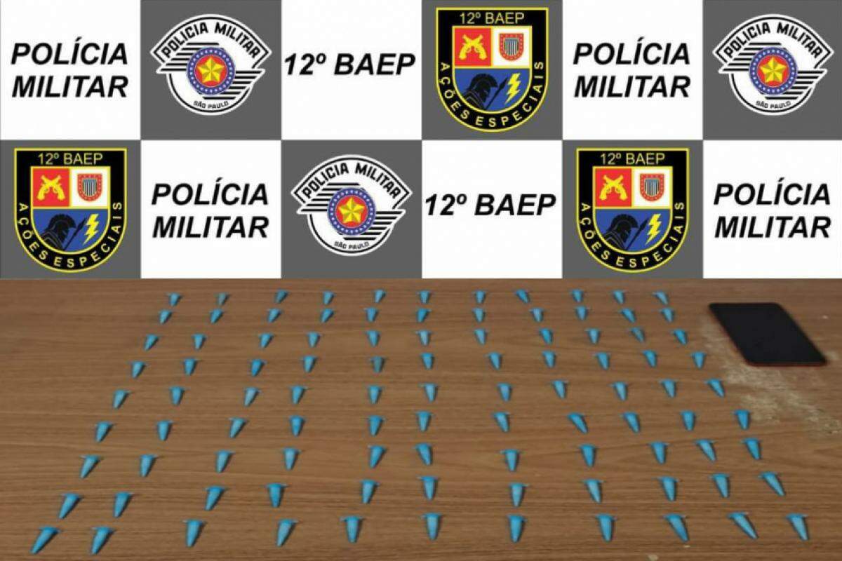 Policiais encontraram um invólucro contendo 98 microtubos de cocaína