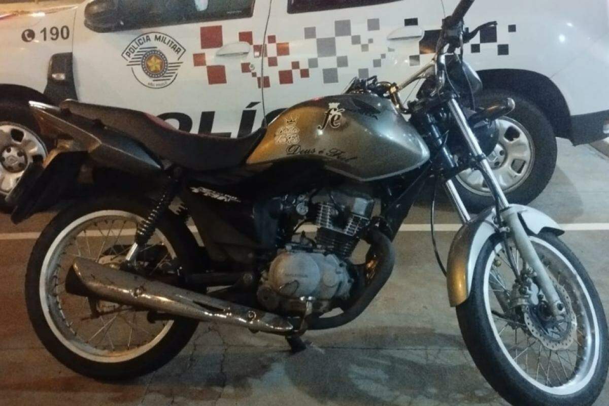 Motocicleta recuperada pela Polícia Militar