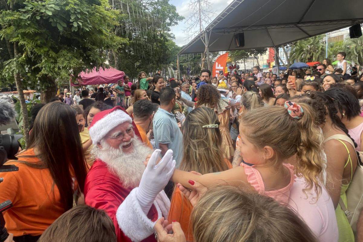 Papai Noel interagindo com a criançada  