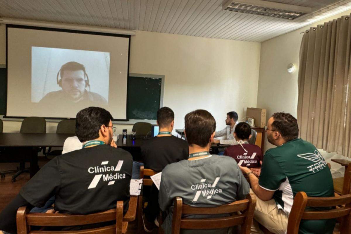 Reuniões diárias para a discussão de casos clínicos