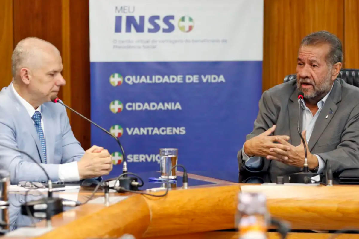 O ministro da Previdência Social, Carlos Lupi, e o presidente do INSS, Alessandro Stefanutto, durante lançamento do cartão Meu INSS Vale+