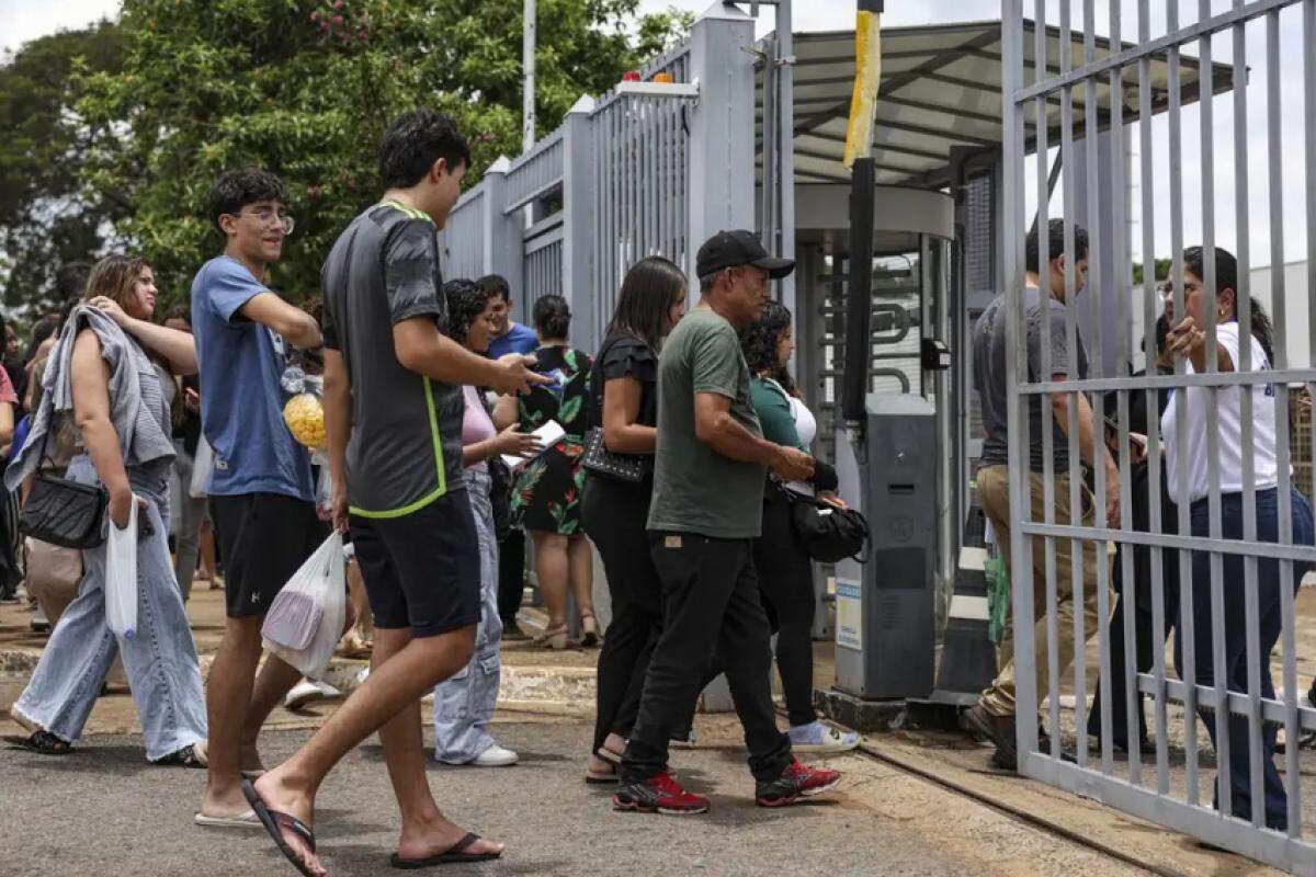 Candidatos chegam ao local de provas para o primeiro dia do ENEM 2024