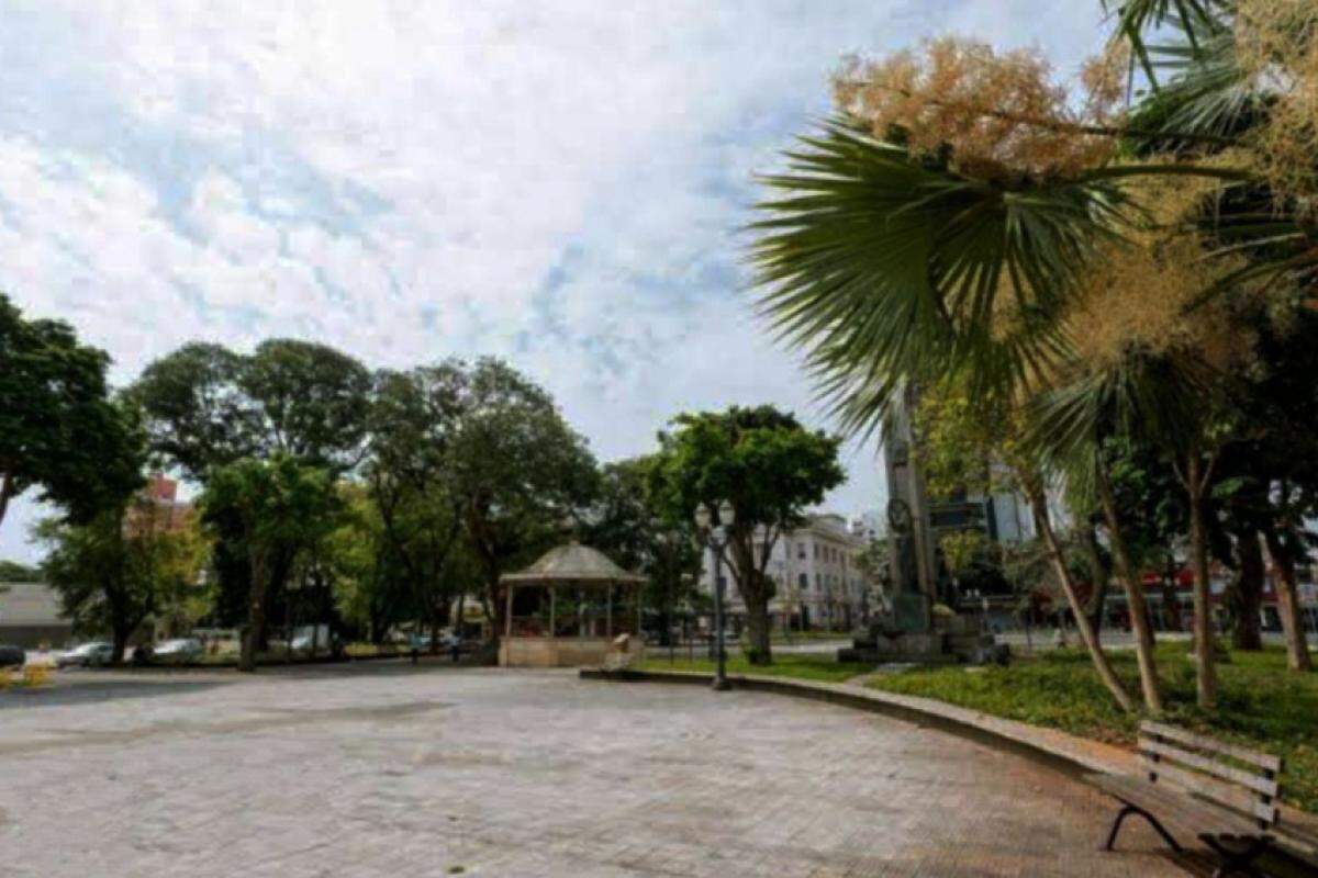 O assalto ocorreu após a mulher sair do banco na Praça José Bonifácio 