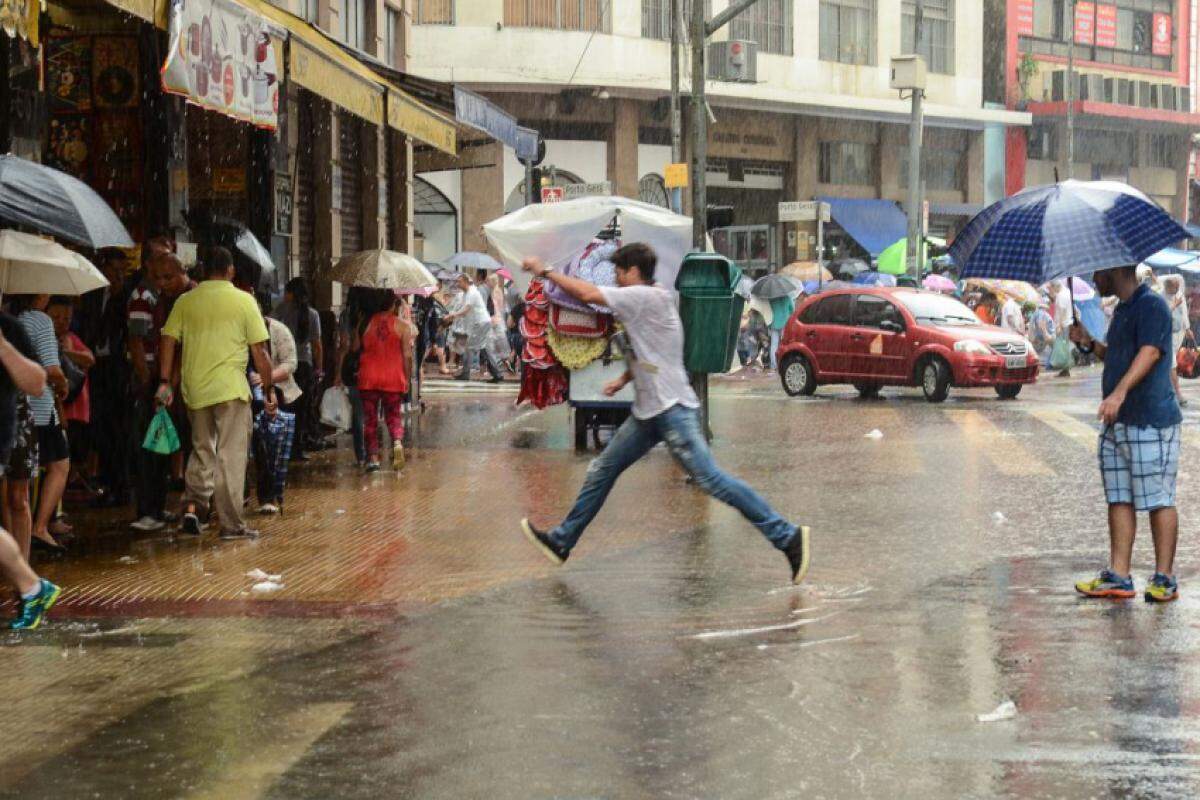 Para o Centro-Oeste e Sudeste, as chuvas mais regulares previstas devem recuperar a umidade do solo.