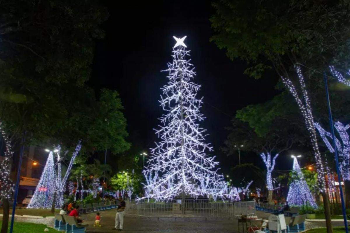 Iluminação na Praça Central de Franca