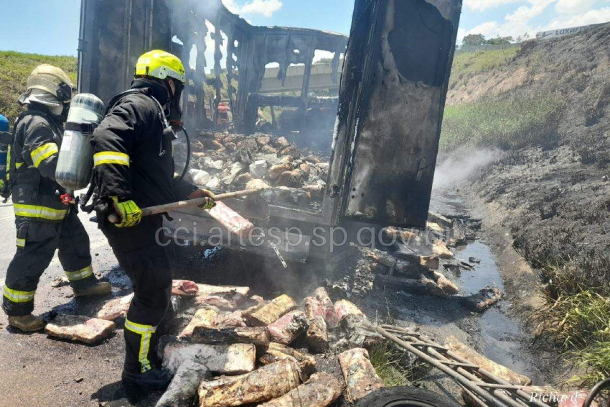 Corpo de Bombeiros foi acionado e conseguiu conter as chamas.