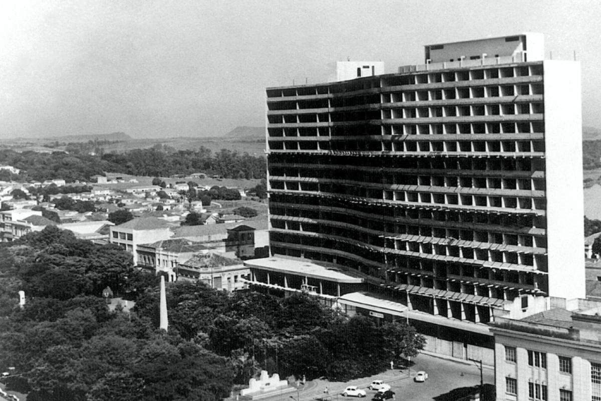 Concebido como a “marca” do desenvolvimento da Piracicaba, o prédio remetia às linhas do tradicional edifício Copan, de São Paulo