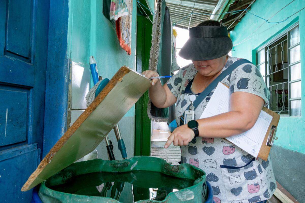 Agentes comunitários e de zoonoses fazem fiscalização em residências e orientação a população