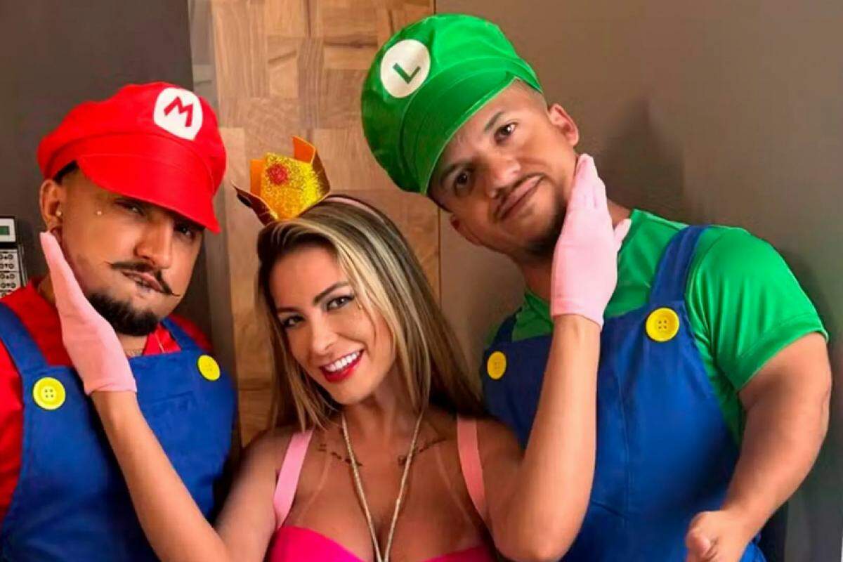 Andressa junto dos irmãos Pistolinha e Big Dick, que possuem nanismo