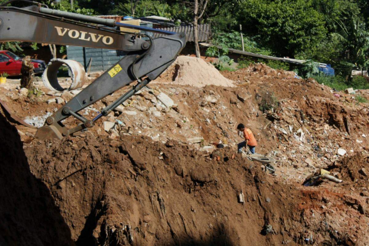 Empresa trabalha no local para aterrar cratera