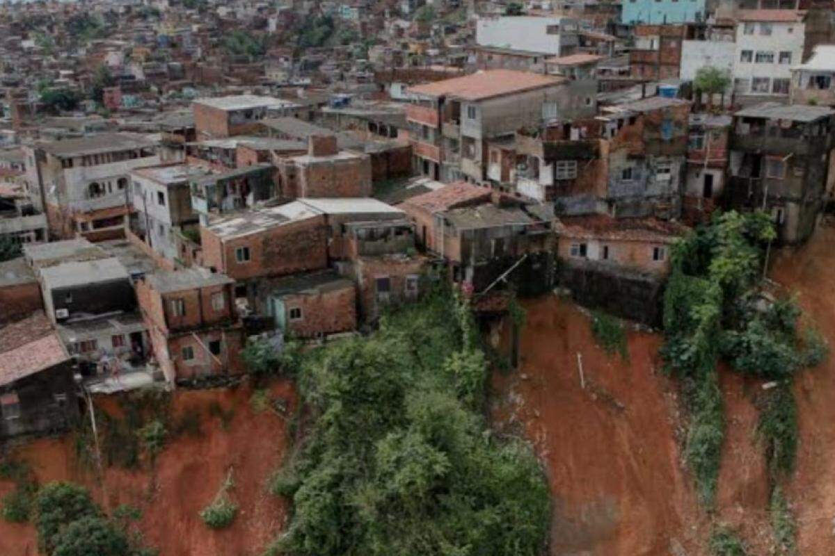 A chuva levou ao acionamento de sirenes em 14 áreas de risco na cidade, orientando moradores a deixarem suas casas. 