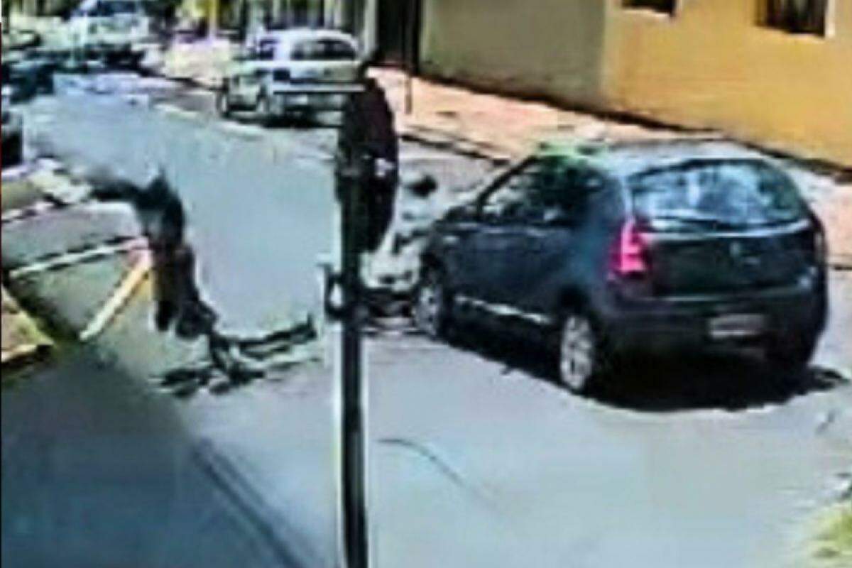 O grave acidente deixou o motociclista com múltiplas fraturas 