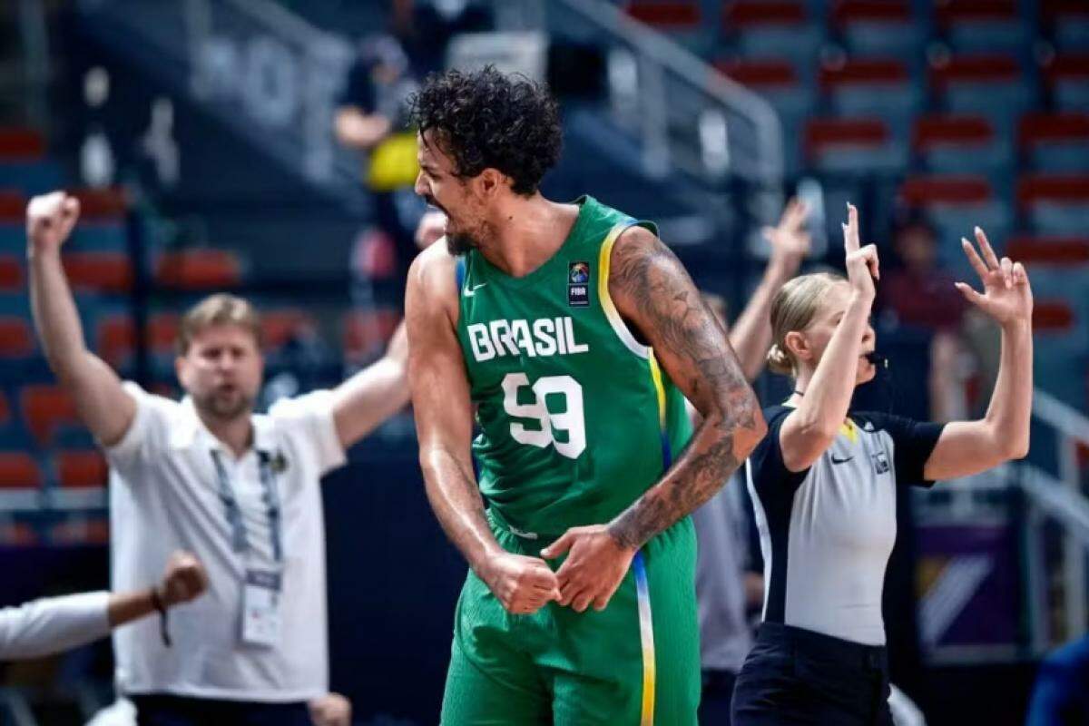 Lucas Dias em ação com a camisa da Seleção Brasileira