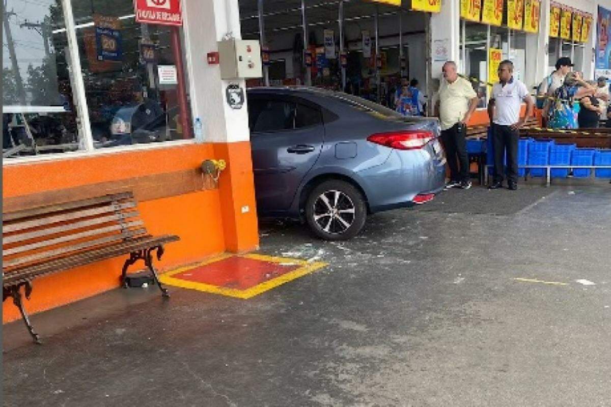 Carro invadiu supermercado em São José