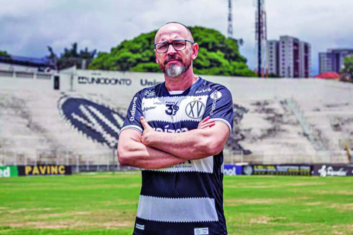 O técnico Moisés Egert trabalha na montagem da equipe