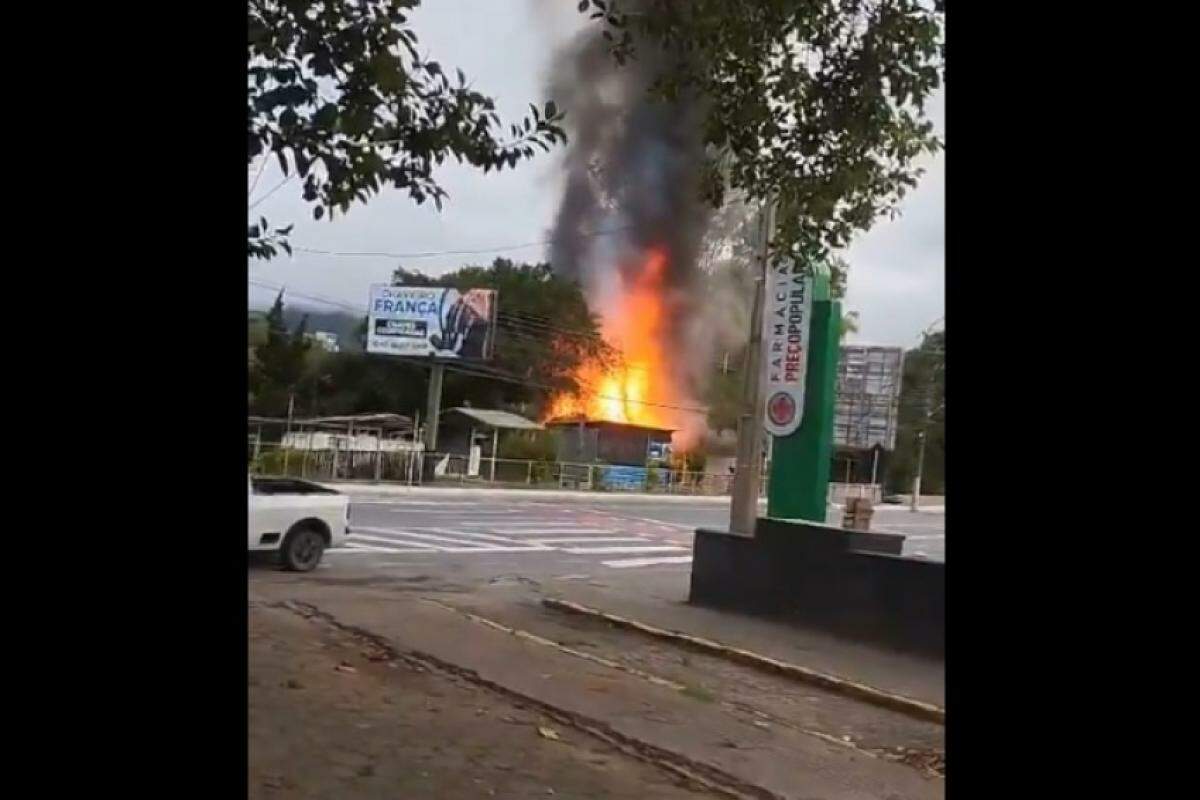 Casa em chamas na cidade de Rio do Sul, em Santa Catarina