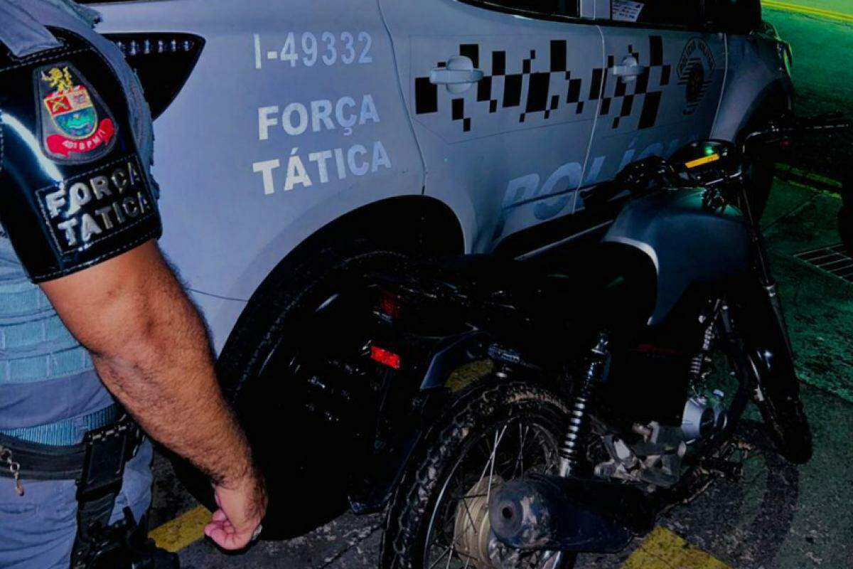 Uma motocicleta furtada foi recuperada pelos policiais militares