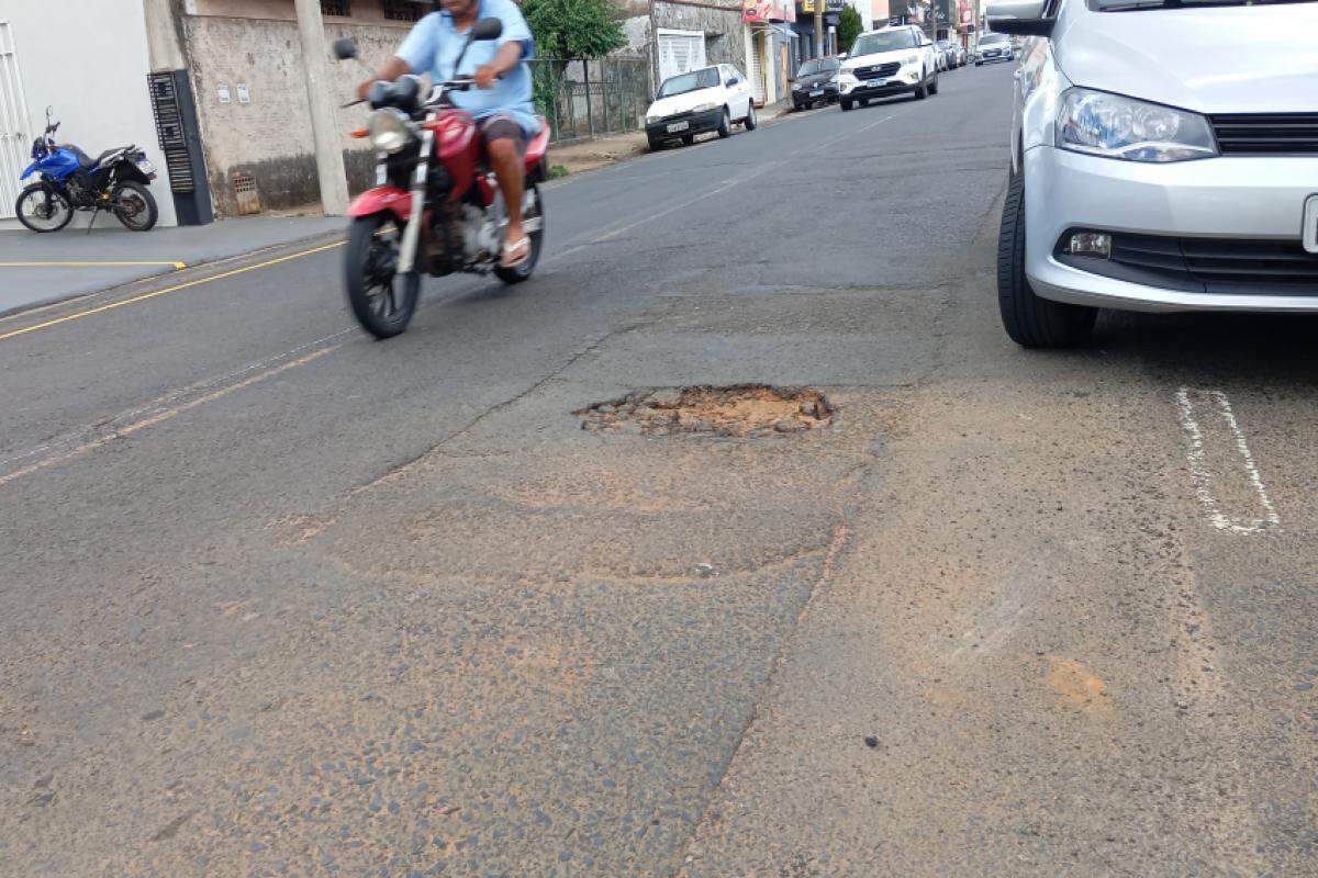 Buraco localizado na movimentada avenida Santa Cruz, na região Leste de Franca